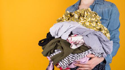 Die Fast-Fashion-Industrie hat in den letzten Jahren den Altkleider-Müll vervielfacht, nur ein Bruchteil wird recycelt.