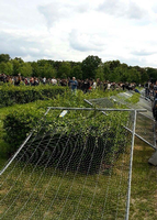 Nachgebende Zäune. Die Absperrungen des Grünflächenamts wurden von Demonstranten umgestoßen,
 um auf die Reichstagswiese zu gelangen.