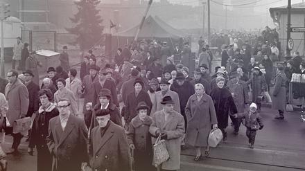 Tausende Westberliner kommen am 25.12.1963 zu ihrem ersten Weihnachtsbesuch nach dem Mauerbau über die Oberbaumbrücke zu ihren Verwandten im Osten.
