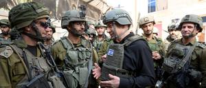 Israels Premier Benjamin Netanjahu bei einem Truppenbesuch im nördlichen Gazastreifen.