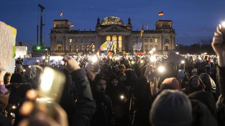 Demonstranten bei der Demo - Demokratie verteidigen - Zusammen gegen Rechts - , vor dem Reichstag Berlin