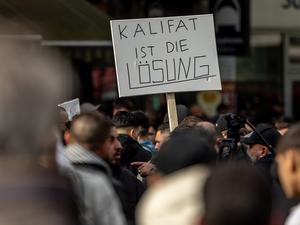 Nach der Hamburger Demonstration vom vergangenen Wochenende verlangt der CDU-Vorsitzende Friedrich Merz politische Konsequenzen.