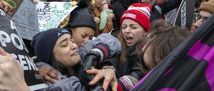 Bei einer Demonstration in den USA geraten Abtreibungsgegner:innen und Befürworter:innen aneinander.