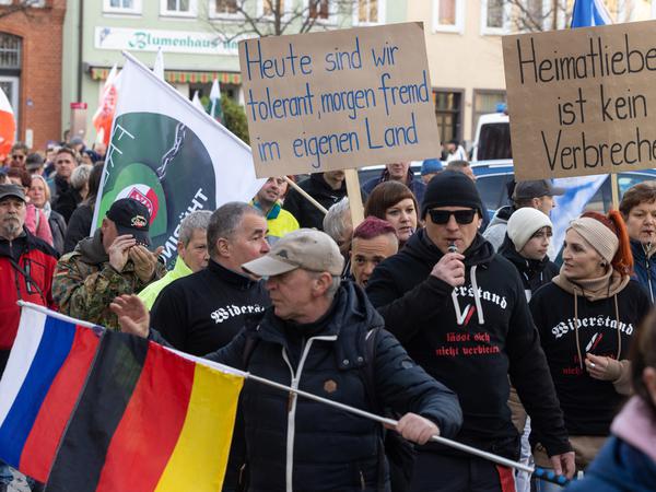 Proteste gegen ein geplantes Flüchtlingsheim wie hier in Schleusingen in Thüringen heizen die Stimmung auf und machen die Politik nervös.