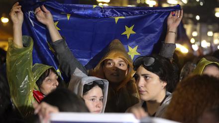 Demonstranten halten eine EU-Fahne während eines Protests gegen das sogenannte „russische Gesetz“.