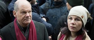 Olaf Scholz (SPD) und Außenministerin Annalena Baerbock (Grüne) am Sonntag in Potsdam auf der Demonstration gegen die AfD.