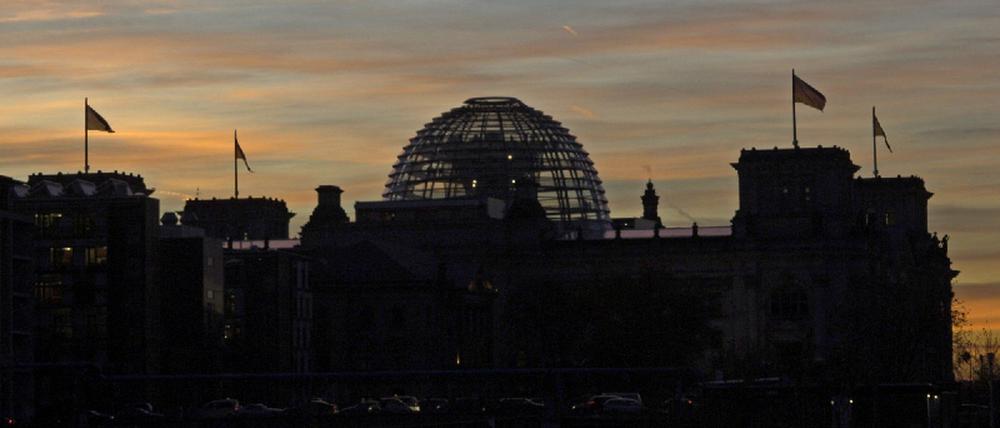 Der Reichstag an der Spree in Berlin