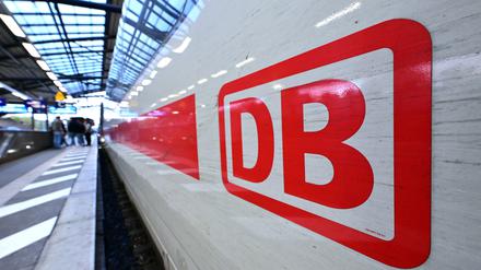 Das DB-Logo an einem ICE im Erfurter Hauptbahnhof während des bundesweiten Warnstreiks bei der Deutschen Bahn. 
