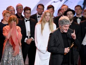 Das Team vom Film „Sterben“ um Regisseur Matthias Glasner (vorn) freut sich bei der Verleihung des Deutschen Filmpreises über die Lola in Gold. 