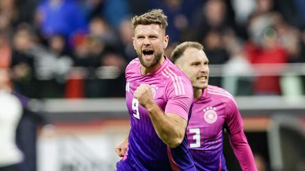 Deutschlands Spieler Niclas Füllkrug (l) und David Raum jubeln nach Füllkrugs Treffer zum 2:1. 