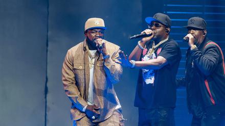 Der Rapper Curtis „50 Cent“ Jackson (l) performt zum Deutschland-Start seiner „Final Lap Tour“ in der Hamburger Barclays Arena. 