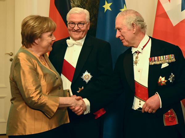 Angela Merkel neben König Charles III. (r) und Bundespräsident Frank-Walter Steinmeier beim Staatsbankett im Schloss Bellevue.