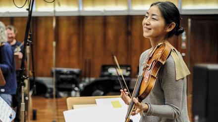 Die Barockgeigerin Mayumi Hirasaki bei ihrem Antrittskonzert als Konzertmeisterin bei der Akademie für Alte Musik im Berliner Konzerthaus, 17. Januar 2024.