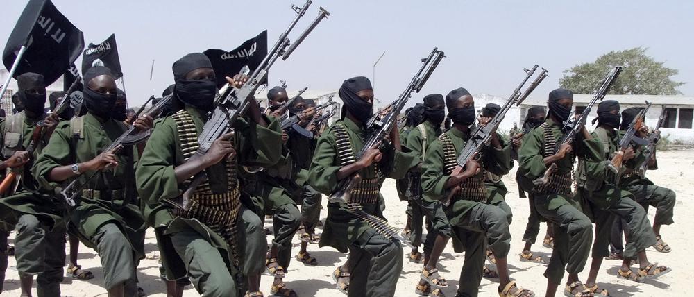 Die islamistische Terrorgruppe Al-Shabaab verübt seit Jahren immer wieder Anschläge in Somalia, dem 18-Millionen-Einwohner Land am Horn Afrikas. 