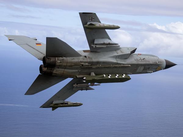 Die von der Bundeswehr herausgegebene Aufnahme zeigt einen Kampfjet Tornado IDS ASSTA 3.0, bestückt mit dem Lenkflugkörper Taurus, der im Rahmen einer Übung über See fliegt.
