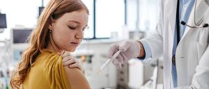 Ein junges Mädchen erhält eine Impfung. 