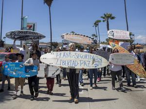 Protest gegen das Verschwinden von drei ausländischen Surfern in Ensenada im mexikanischen Bundesstaat Baja California.