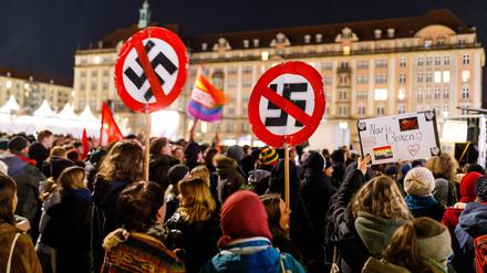 Auf dem Dresdener Altmarkt demonstrieren Bürger unter dem Motto ‘Dresden mahnt’ gegen eine Versammlung der AFD.