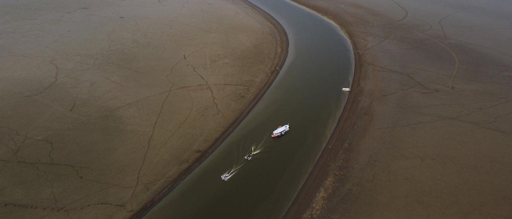 Boote fahren durch einen Abschnitt des Amazonas, der von einer schweren Dürre betroffen ist.