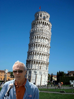 Der Schauspieler Clint Eastwood vor dem schiefen Turm von Pisa.