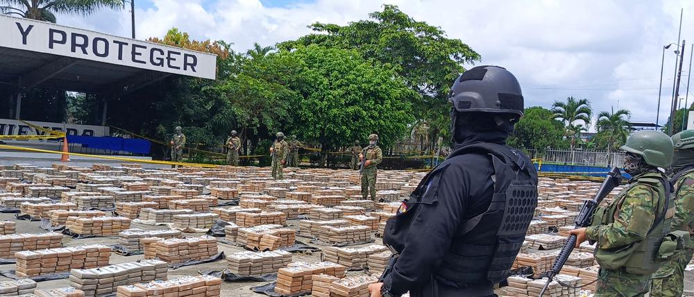 Ecuadorianische Polizei und Militär präsentieren am Montag dieser Woche Kokain, das sie beschlagnahmt haben. 