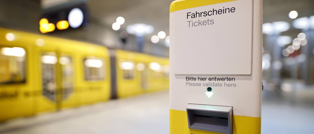 Ein Fahrschein-Entwerter in der Berliner U-Bahn. 
