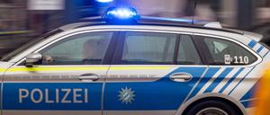 ARCHIV - 12.05.2021, Bayern, München: Ein Polizeiwagen fährt mit Blaulicht zu einem Einsatz. (zu dpa: «Mann bedroht 13-Jährige - Ermittlungen wegen Körperverletzung») Foto: Peter Kneffel/dpa +++ dpa-Bildfunk +++