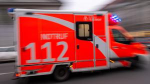 ARCHIV - 08.02.2024, Berlin: Ein Rettungswagen fährt mit Blaulicht zu einem Einsatz. (zu dpa: «Straßenbahnunfall in Schöneiche - zwei Verletzte») Foto: Monika Skolimowska/dpa +++ dpa-Bildfunk +++