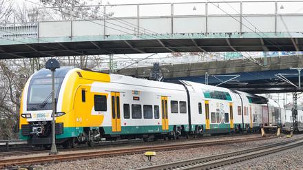 Ein Zug der Ostdeutschen Eisenbahn GmbH (Odeg) fährt unter zwei Brücken durch in Richtung Potsdamer Hauptbahnhof.
