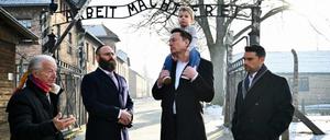 Elon Musk besucht das ehemalige Konzentrationslager Auschwitz.
