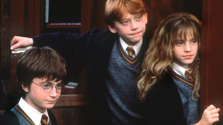 Die Zauberlehrlinge Harry Potter (Daniel Radcliffe, l.), Ron Weasley (Rupert Grint) und Hermine Granger (Emma Watson) im Kinofilm „Harry Potter und der Stein der Weisen“  (Archivbild). 