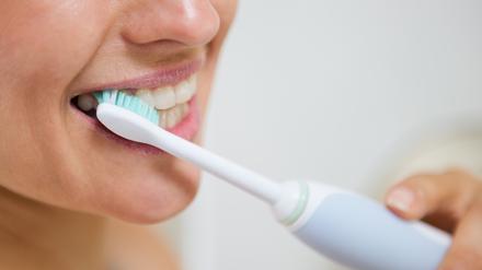 Stiftung Warentest hat elektrische Zahnbürsten von Sonicare, Oral-B und dm getestet.