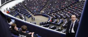Abgeordnete nehmen an einer Sitzung im Europäischen Parlament teil. 