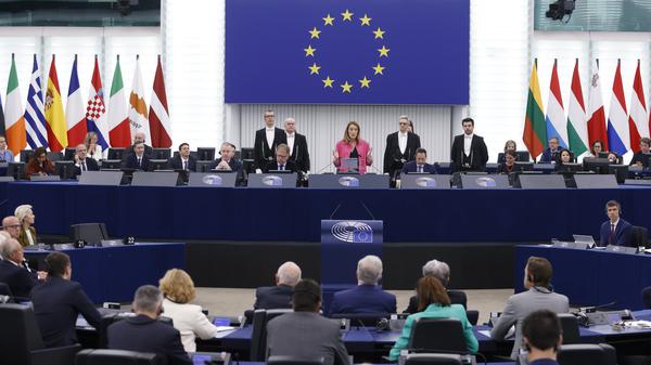 Die Präsidentin des Europäischen Parlaments, Roberta Metsola (M), im Europäischen Parlament während einer Feierstunde.