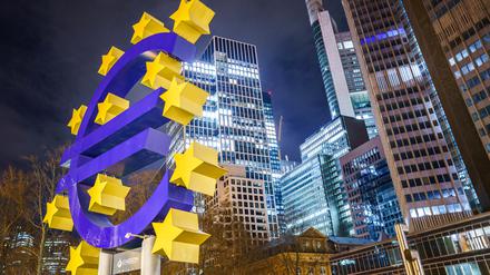  Die große Skulptur des Euro-Symbols steht am frühen Morgen vor den Hochhäusern des Frankfurter Bankenviertels.