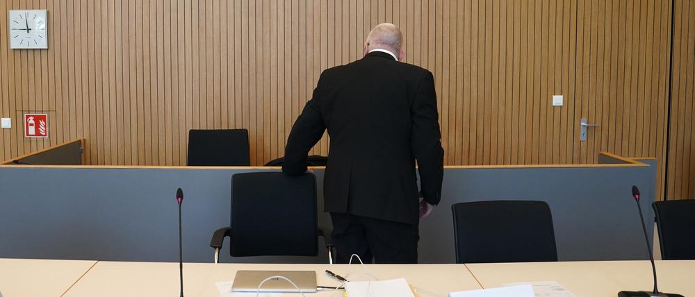 Der Angeklagte steht vor Beginn des Prozesses wegen schweren sexuellen Missbrauchs eines Kindes im Sitzungssaal im Landgericht Lübeck. 