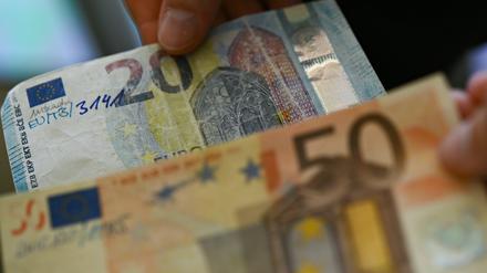 Die Bundesbank präsentiert gefälschte 20-Euro- und 50-Euro-Geldscheine.