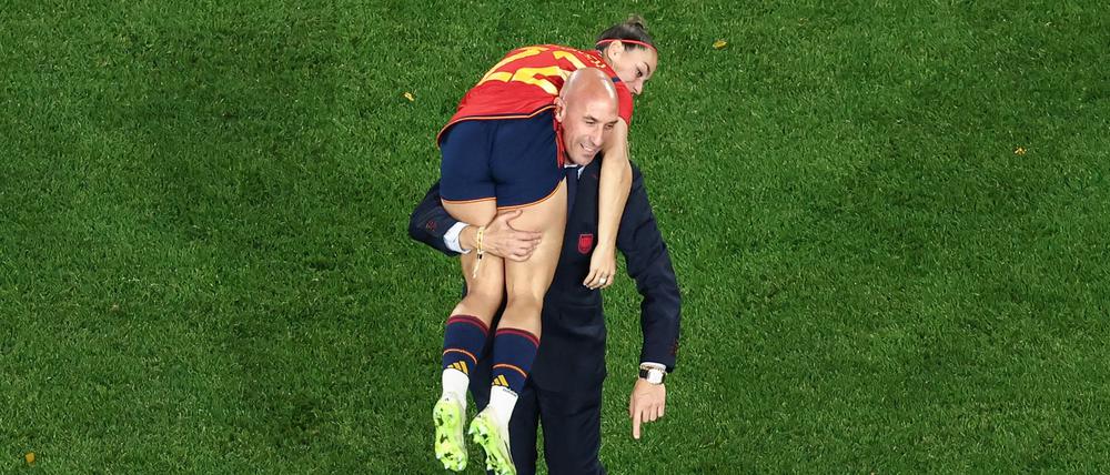 This picture taken on August 20, 2023 shows President of the Royal Spanish Football Federation Luis Rubiales carrying Spain's Athenea del Castillo Beivide on his shoulder as they celebrate winning the Australia and New Zealand 2023 Women's World Cup final football match between Spain and England at Stadium Australia in Sydney. (Photo by DAVID GRAY / AFP)