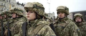 Ukrainische Soldaten und Soldatinnen.