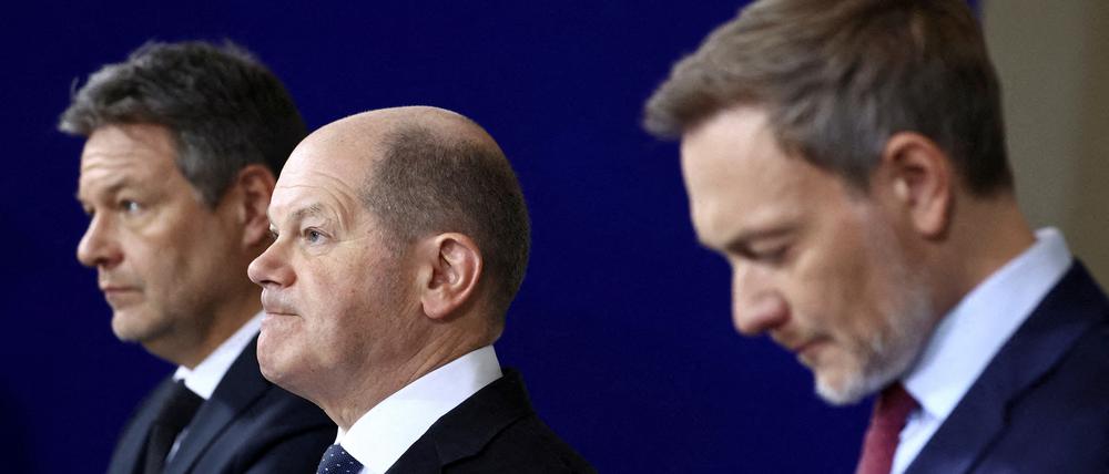 Kanzler Olaf Scholz, umrahmt von Finanzminister Christian Lindner (rechts) und Wirtschaftsminister Robert Habeck.