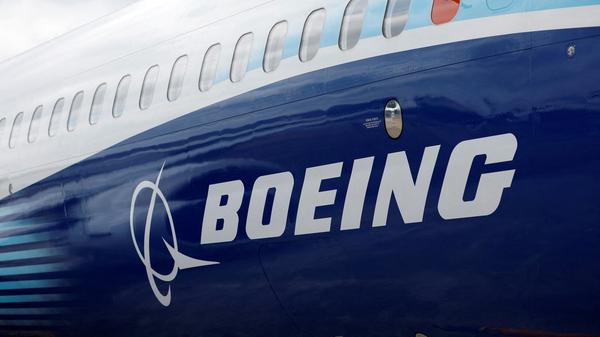 Das Boeing-Logo ist auf der Seite einer Boeing 737 MAX auf der Farnborough International Airshow zu sehen (Archivbild vom 20. Juli 2022).
