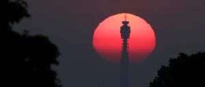  Die Sonne geht hinter dem BT Tower in London auf, während das heiße Wetter anhält.