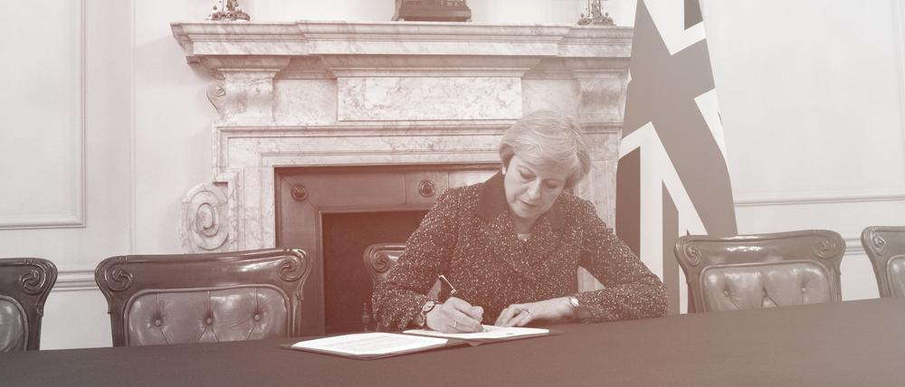 Theresa May unterzeichnet am 29. März 2017 den Austrittsantrag.