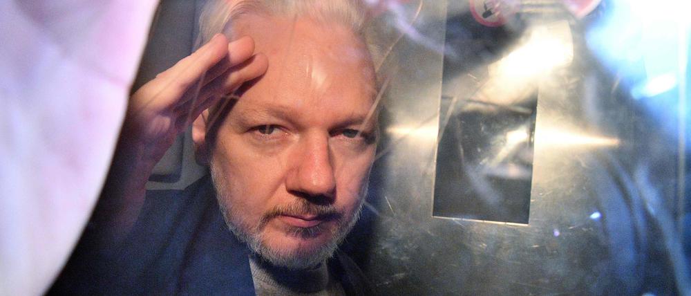 WikiLeaks-Gründer Julian Assange gestikuliert aus dem Fenster eines Gefängnistransporters, als er am 1. Mai 2019 aus dem Southwark Crown Court in London gefahren wird.