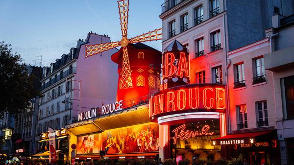 Das Moulin Rouge ist ein beliebtes Touristenziel in Paris.