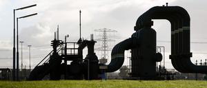 Dieses Foto zeigt Rohre einer Gasförderanlage in der Nähe von Garelsweerd in der holländischen Provinz Groningen. Die Umgebung wird immer wieder von Erdbeben heimgesucht, die auf die Erdgasförderung zurückzuführen sind.