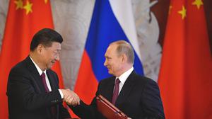Russlands Präsident Wladimir Putin (r.) und Chinas Staatschef Xi Jinping bei einem Treffen in Moskau im Jahr 2017.