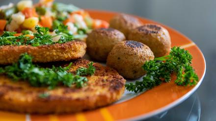 Falafel, vegane Schnitzel und Gemüse – etwa zwölf Prozent der Menschen in Deutschland ernähren sich nach einer Umfrage mittlerweile vegetarisch oder vegan.