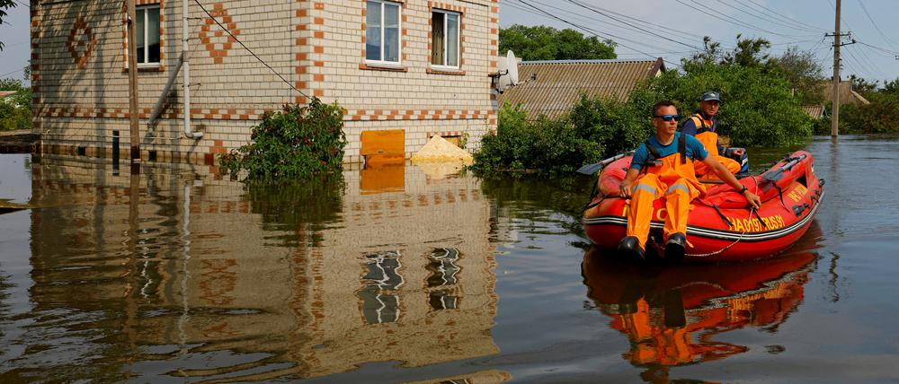 Eine Rettungsaktion in einem überfluteten Gebiet nach dem Zusammenbruch des Kachowka-Staudamms.