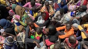 PRODUKTION - 20.03.2024, Südsudan, Renk: Flüchtlinge aus dem Sudan sitzen dicht aneinandergedrängt in einem Boot, das sie von der südsudanesischen Grenzstadt Renk auf dem Weißen Nil nach Malakal zur weiteren Unterbringung bringen soll. Der blutige Machtkampf im Sudan, der vor einem Jahr begann, hat mittlerweile die größte Flüchtlingsbewegung weltweit ausgelöst. Mehr als neun Millionen Menschen sind innerhalb des Sudans und in den angrenzenden Staaten auf der Flucht vor den Kämpfen. (zu dpa: «Ein Jahr Sudan-Konflikt: Hunger, Flucht und düstere Zukunftsszenarien») Foto: Eva-Maria Krafczyk/dpa +++ dpa-Bildfunk +++